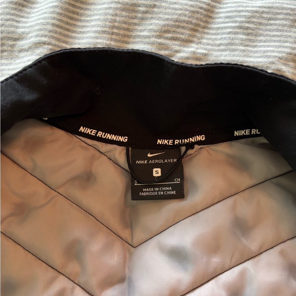 Nike Aerolayer Black and Silver Running Vest - Picture 5 of 8